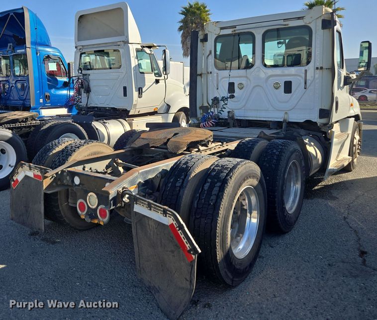 image for item EI4165 2015 Freightliner Cascadia 125 semi truck