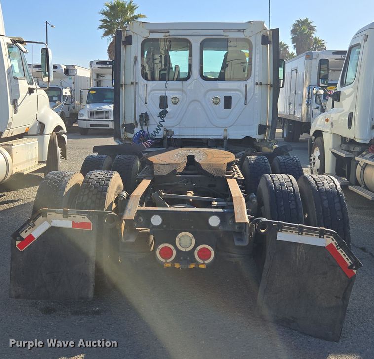 image for item EI4165 2015 Freightliner Cascadia 125 semi truck