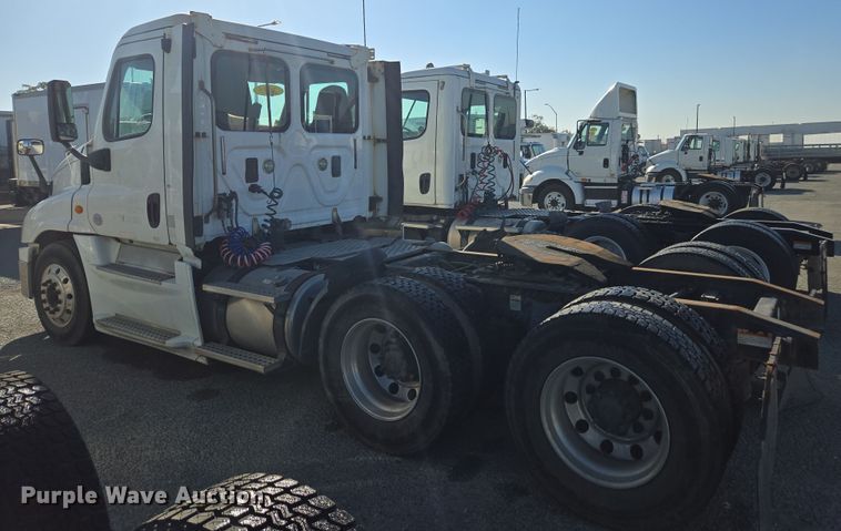 image for item EI4165 2015 Freightliner Cascadia 125 semi truck