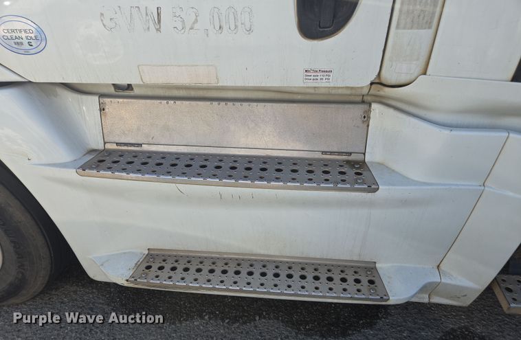 image for item EI4165 2015 Freightliner Cascadia 125 semi truck