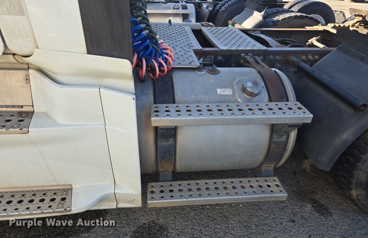 image for item EI4165 2015 Freightliner Cascadia 125 semi truck