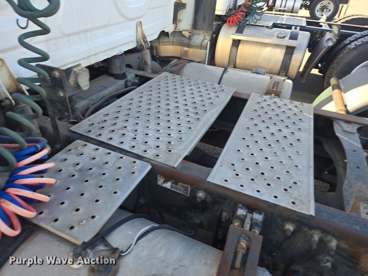 image for item EI4165 2015 Freightliner Cascadia 125 semi truck