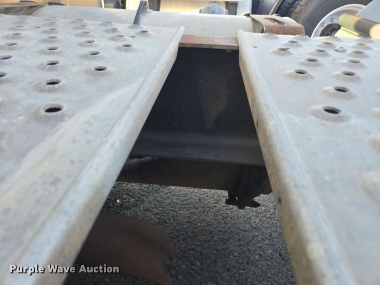 image for item EI4165 2015 Freightliner Cascadia 125 semi truck