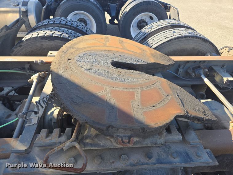 image for item EI4165 2015 Freightliner Cascadia 125 semi truck