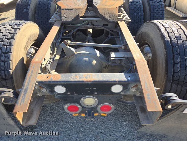 image for item EI4165 2015 Freightliner Cascadia 125 semi truck