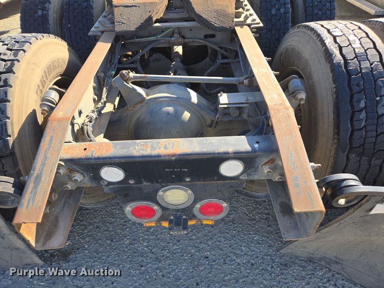 image for item EI4165 2015 Freightliner Cascadia 125 semi truck