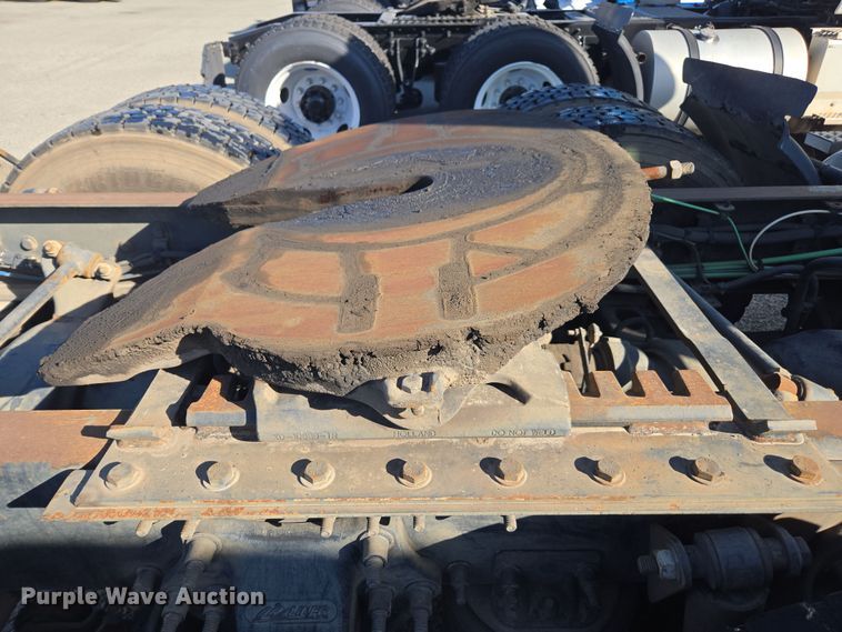 image for item EI4165 2015 Freightliner Cascadia 125 semi truck