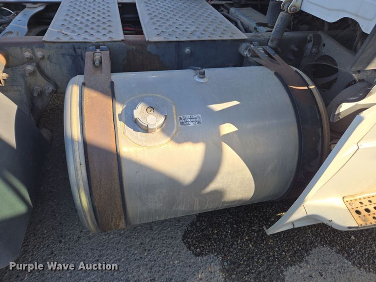 image for item EI4165 2015 Freightliner Cascadia 125 semi truck