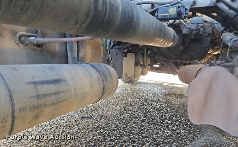 image for item EI4165 2015 Freightliner Cascadia 125 semi truck