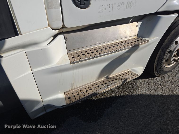 image for item EI4165 2015 Freightliner Cascadia 125 semi truck