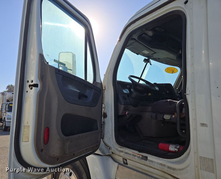 image for item EI4165 2015 Freightliner Cascadia 125 semi truck