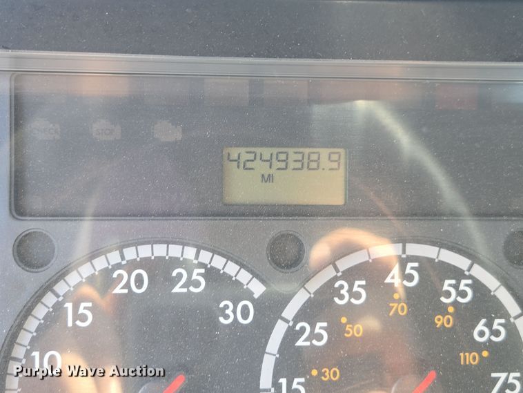 image for item EI4165 2015 Freightliner Cascadia 125 semi truck