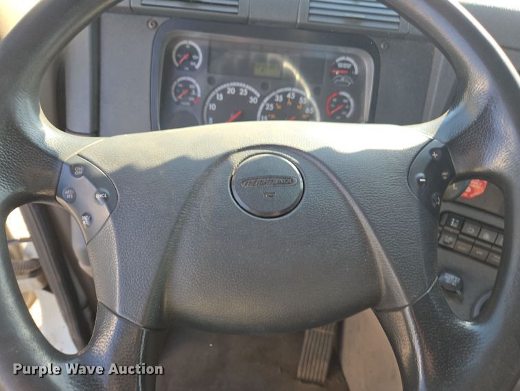 image for item EI4165 2015 Freightliner Cascadia 125 semi truck