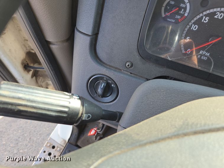 image for item EI4165 2015 Freightliner Cascadia 125 semi truck