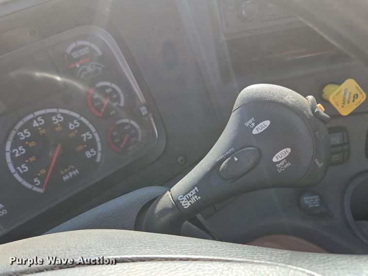 image for item EI4165 2015 Freightliner Cascadia 125 semi truck