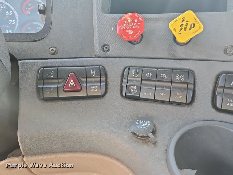 image for item EI4165 2015 Freightliner Cascadia 125 semi truck