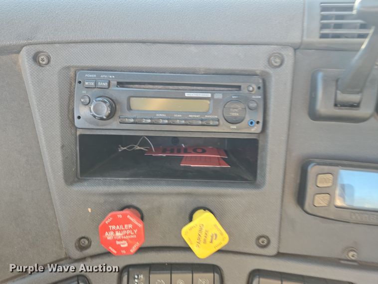 image for item EI4165 2015 Freightliner Cascadia 125 semi truck