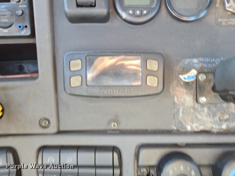 image for item EI4165 2015 Freightliner Cascadia 125 semi truck