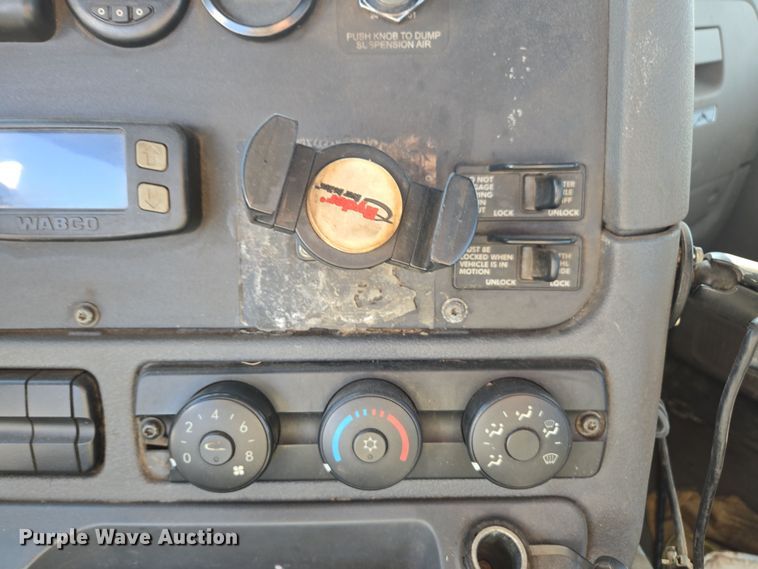 image for item EI4165 2015 Freightliner Cascadia 125 semi truck