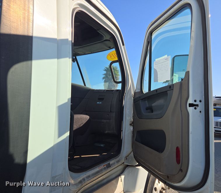 image for item EI4165 2015 Freightliner Cascadia 125 semi truck