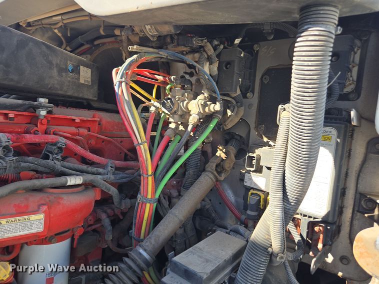 image for item EI4165 2015 Freightliner Cascadia 125 semi truck