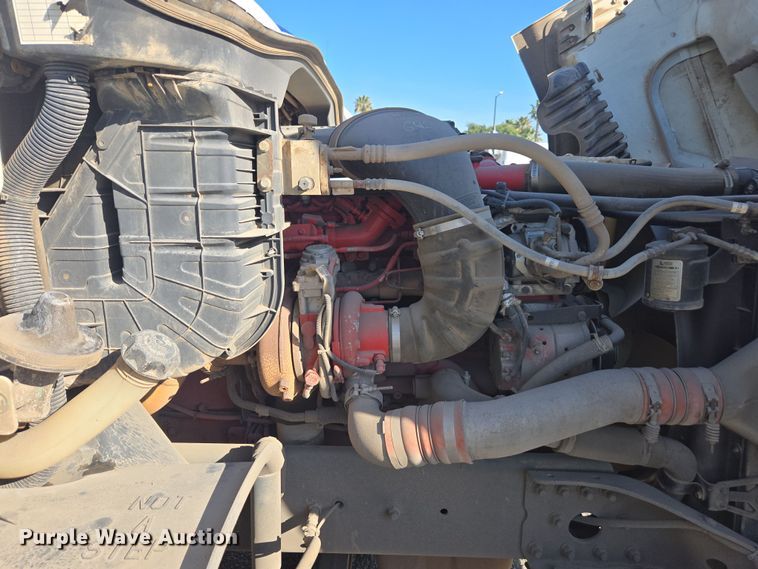 image for item EI4165 2015 Freightliner Cascadia 125 semi truck