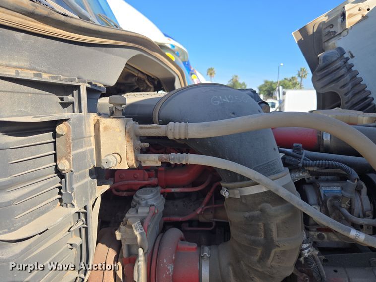 image for item EI4165 2015 Freightliner Cascadia 125 semi truck