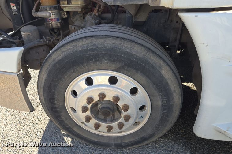 image for item EI4165 2015 Freightliner Cascadia 125 semi truck