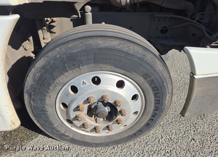 image for item EI4165 2015 Freightliner Cascadia 125 semi truck