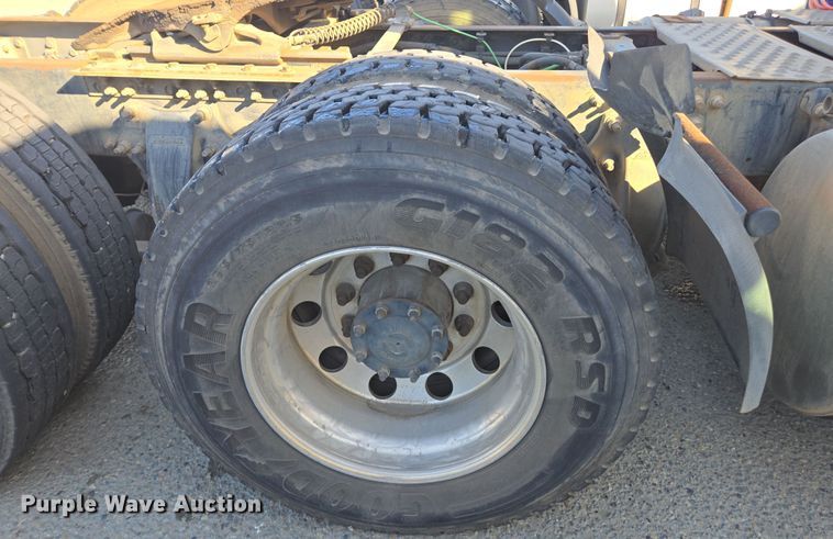 image for item EI4165 2015 Freightliner Cascadia 125 semi truck