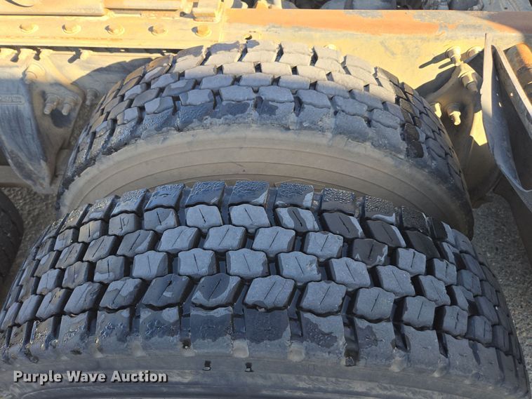 image for item EI4165 2015 Freightliner Cascadia 125 semi truck