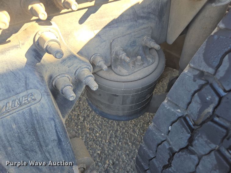 image for item EI4165 2015 Freightliner Cascadia 125 semi truck