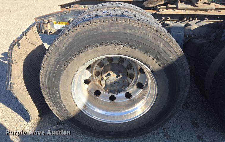 image for item EI4165 2015 Freightliner Cascadia 125 semi truck