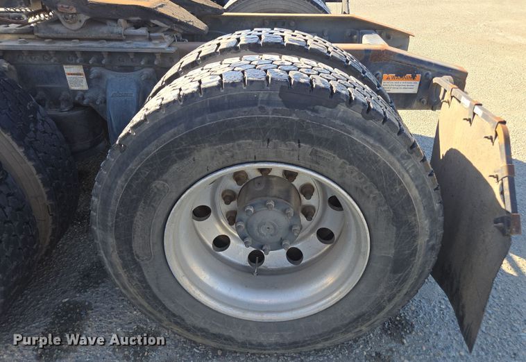 image for item EI4165 2015 Freightliner Cascadia 125 semi truck