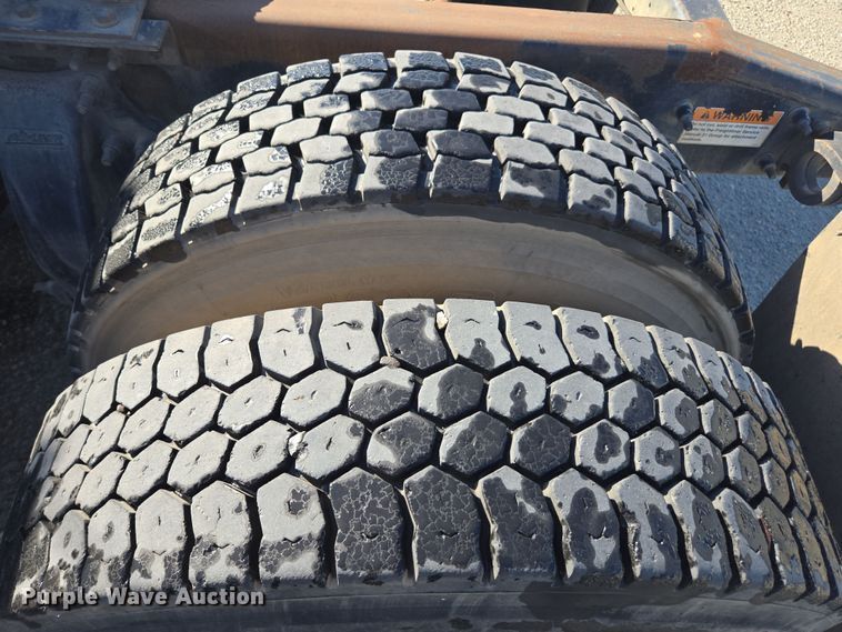 image for item EI4165 2015 Freightliner Cascadia 125 semi truck