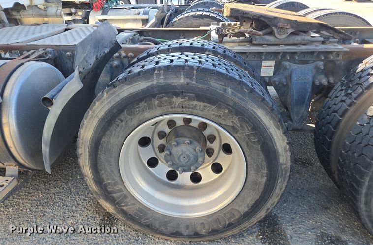 image for item EI4165 2015 Freightliner Cascadia 125 semi truck