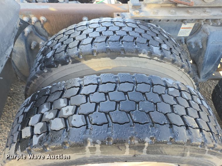 image for item EI4165 2015 Freightliner Cascadia 125 semi truck