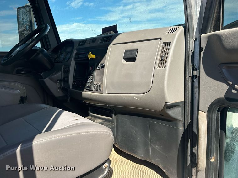 image for item EK0393 2019 Peterbilt 337 rollback truck