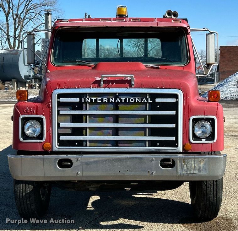 image for item EK2650 1981 International F1954 rollback truck