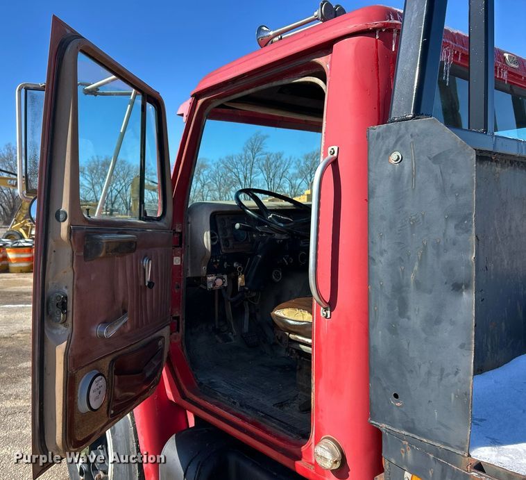 image for item EK2650 1981 International F1954 rollback truck