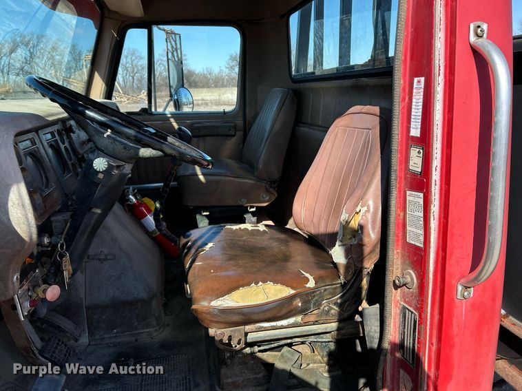 image for item EK2650 1981 International F1954 rollback truck