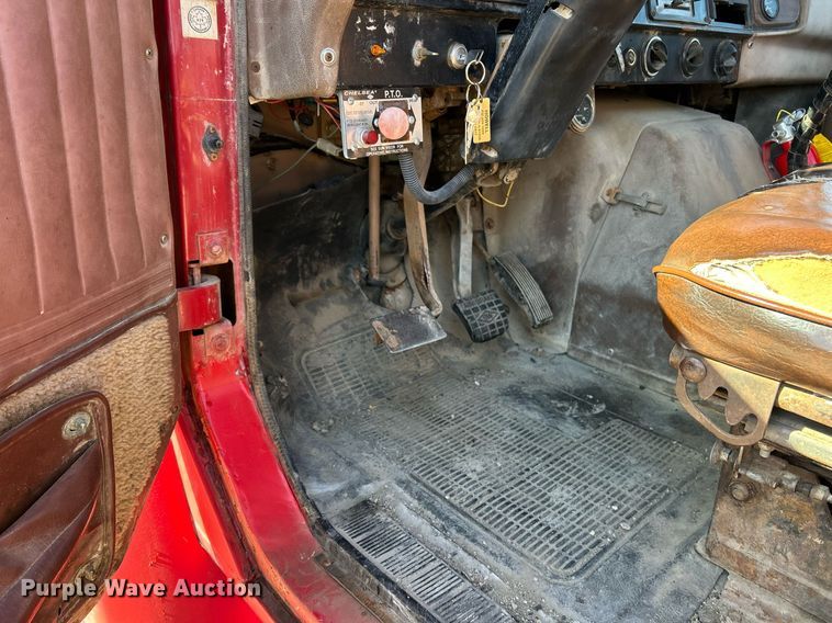 image for item EK2650 1981 International F1954 rollback truck