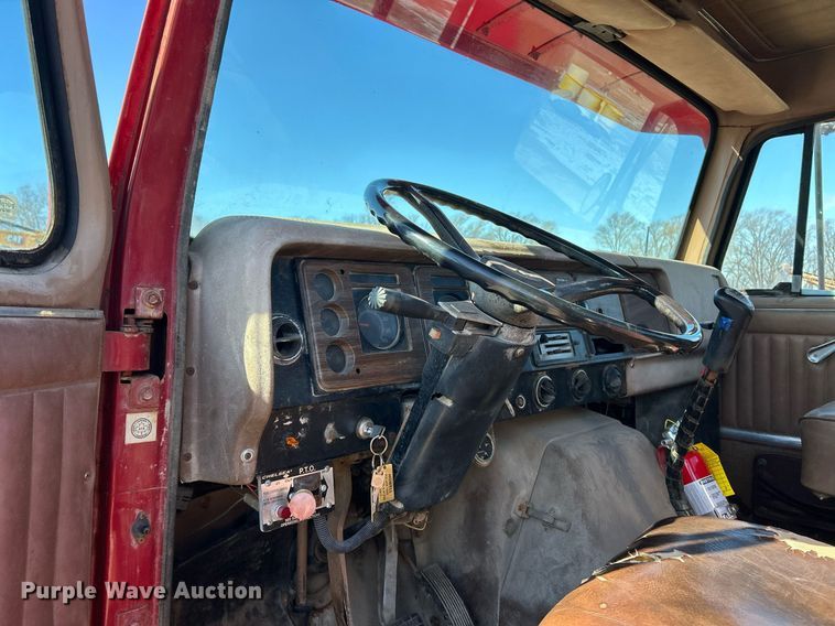 image for item EK2650 1981 International F1954 rollback truck