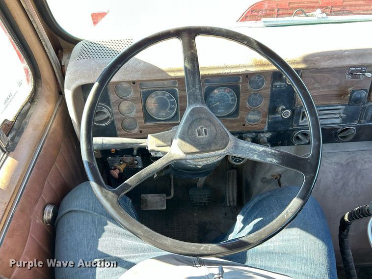 image for item EK2650 1981 International F1954 rollback truck