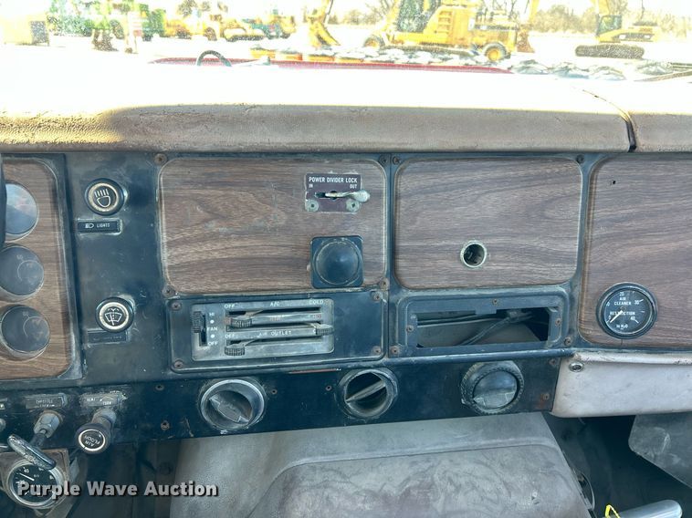 image for item EK2650 1981 International F1954 rollback truck