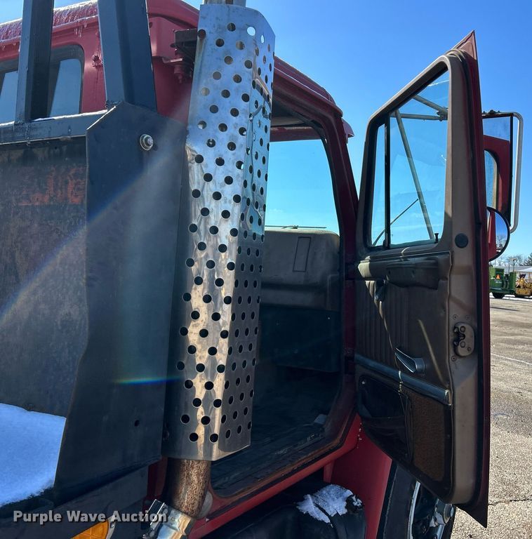 image for item EK2650 1981 International F1954 rollback truck