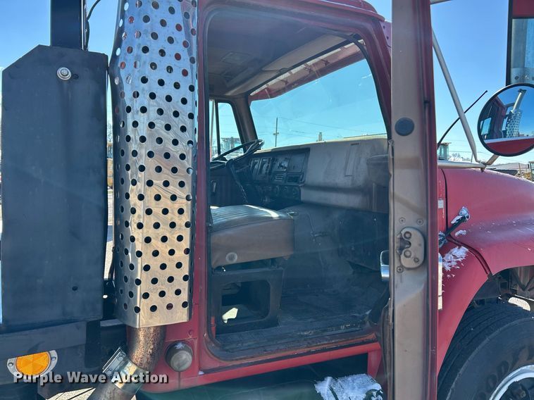 image for item EK2650 1981 International F1954 rollback truck