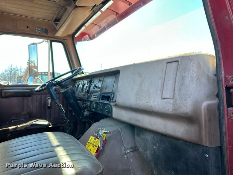 image for item EK2650 1981 International F1954 rollback truck