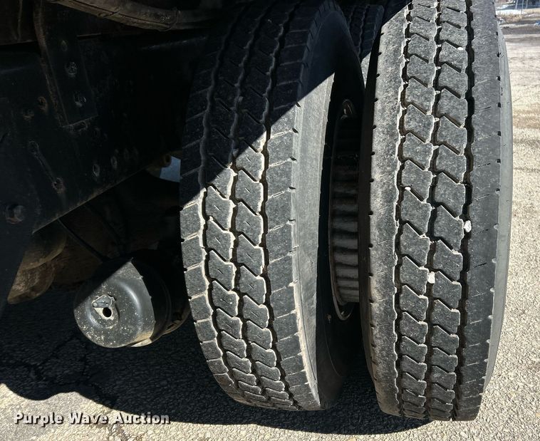 image for item EK2650 1981 International F1954 rollback truck