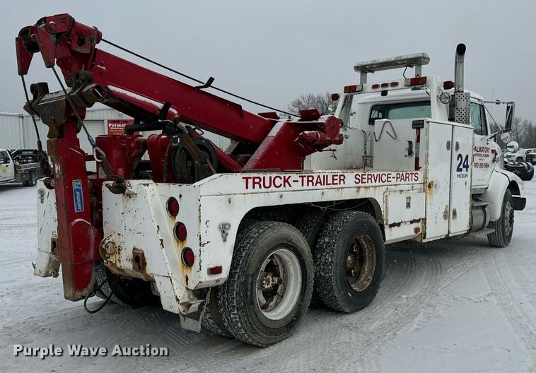 image for item EN5119 1993 International 8200  tow truck